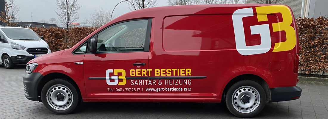 Fahrzeugbeschriftung Gert Bestier Sanitär & Heizung: roter Transporter mit gelbem und weißem Logo ‚GB3‘ – Referenz von Folien Fischer Hamburg