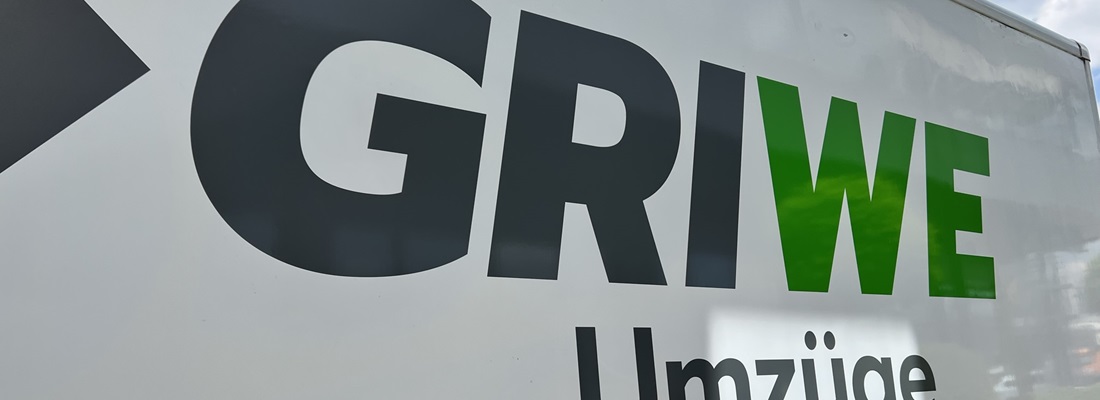 Fahrzeugbeschriftung GRIWE Umzüge mit schwarzem und grünem Schriftzug – Referenz von Folien Fischer Hamburg