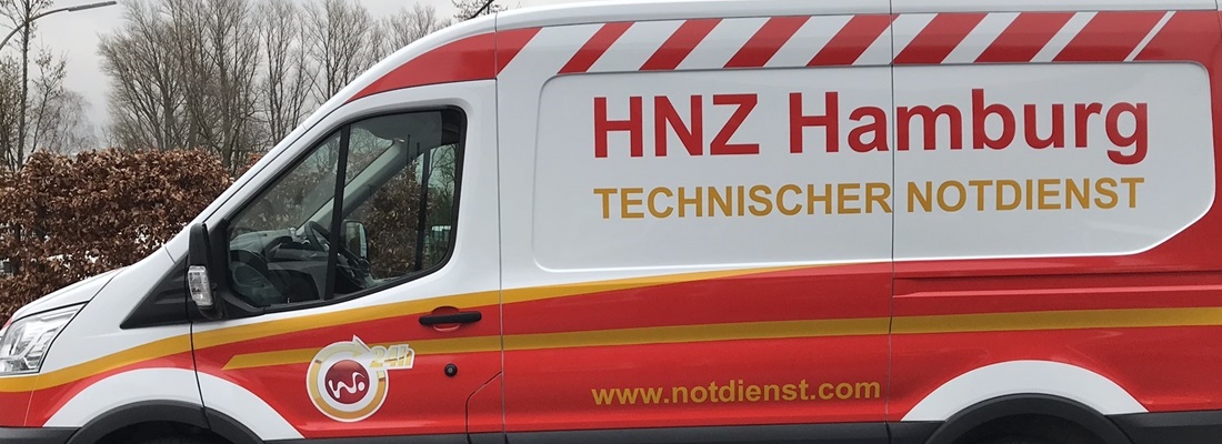 Fahrzeugbeschriftung HNZ Hamburg: roter und weißer Notdienst-Transporter mit gelbem Schriftzug ‚Technischer Notdienst‘ – umgesetzt von Folien Fische
