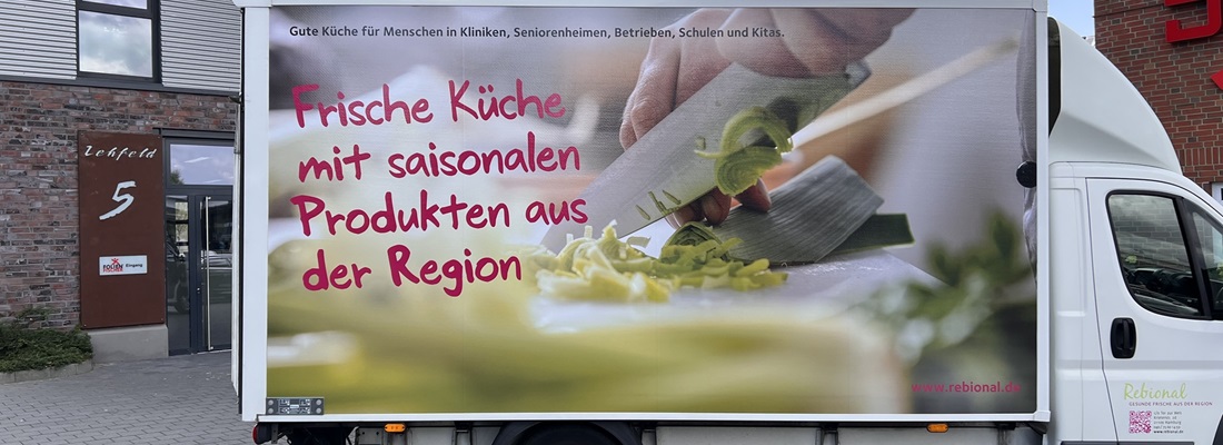 Fahrzeugbeschriftung Rebional: Lebensmittelmotiv mit Schriftzug ‚Frische Küche mit saisonalen Produkten aus der Region‘ – umgesetzt von Folien Fischer Hamburg